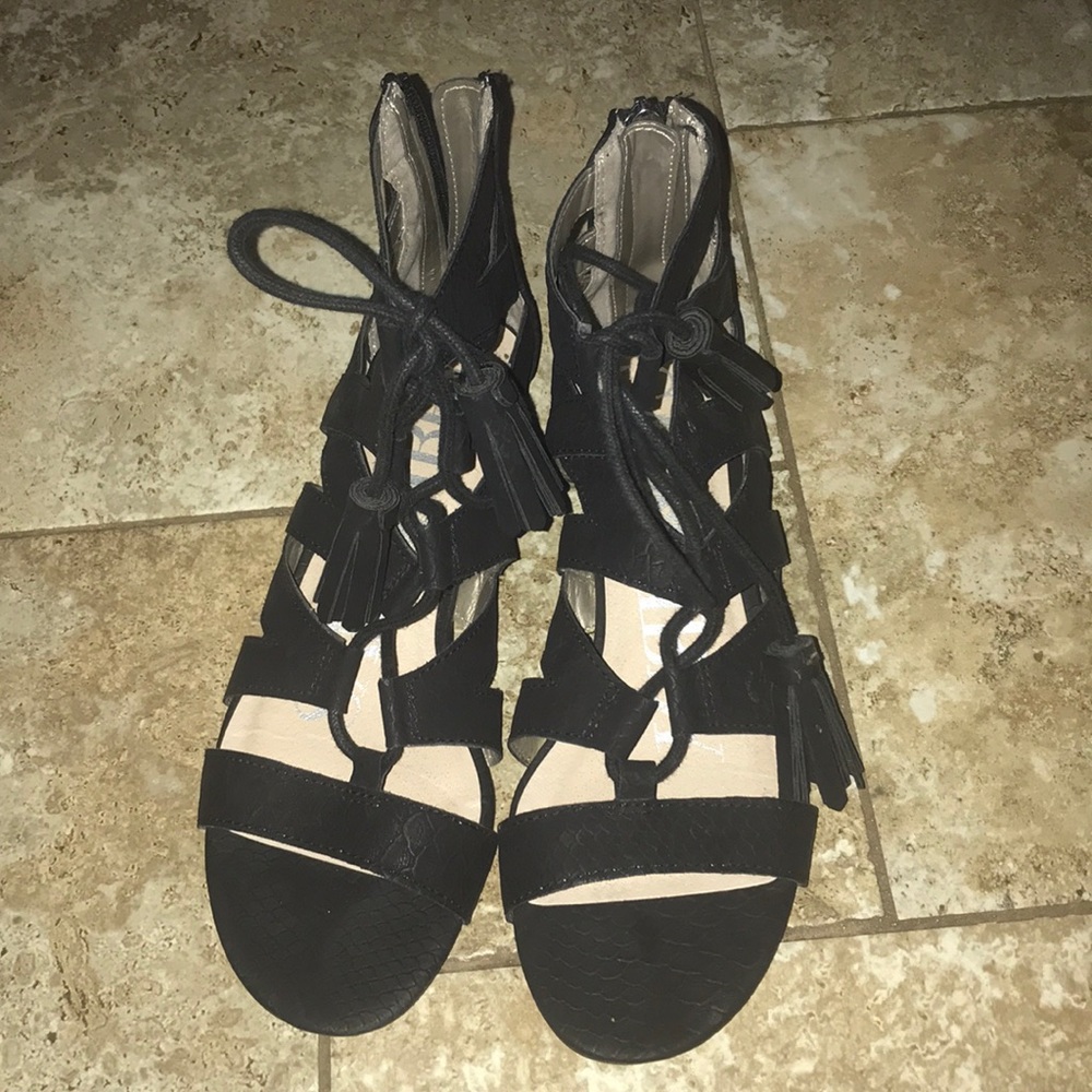 SAM & LIBBY TASSEL GLADIATOR BLACK SANDALS SIZE: 8